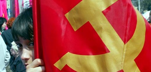 Ruský aktivista spálil sovětskou vlajku (ilustrační foto).