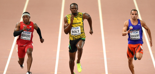 Usain Bolt v rozběhu mužské stovky.