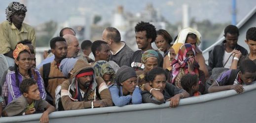 Uprchlíci do Itálie přijíždějí na člunech.