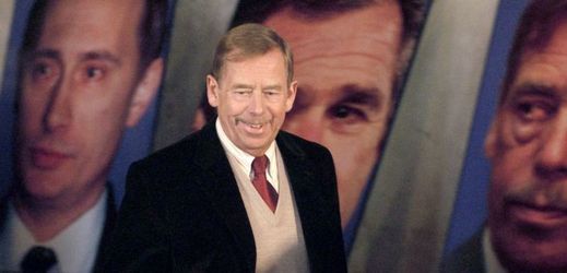 Bývalý prezident Václav Havel přichází na dobročinnou aukci.