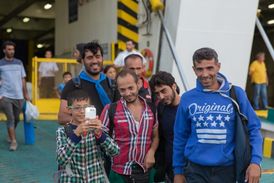 Migranti, kteří přicestovali trajektem.