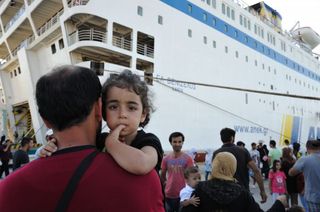 Řekové přepravují migranty z ostrovů na pevninu.