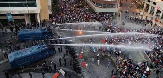 Policie proti demonstrantům použila vodní děla.