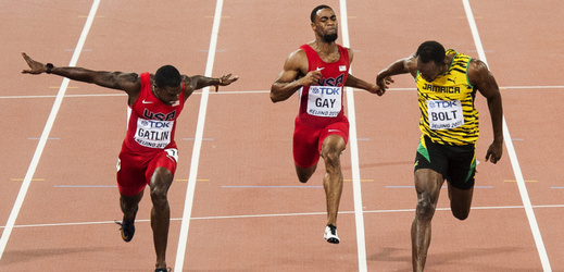 Těsný finiš běhu na sto metrů na světovém šampionátu v Pekingu ovládl Jamajčan Usain Bolt. O jednu jedinou setinu sekundy porazil největšího rivala Justina Gatlina.