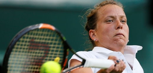 Tenistka Barbora Strýcová postoupila na turnaji v New Havenu do druhého kola. 