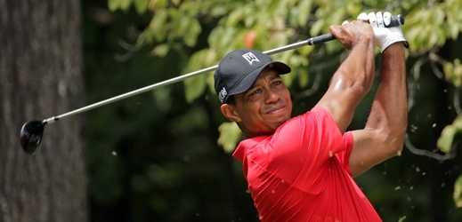 Golfista Tiger Woods nezvládl závěr turnaje Wyndham Championship a místo útoku na první vítězství na okruhu PGA Tour po téměř dvou letech se v Greensboro propadl na dělené desáté místo.