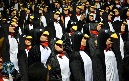 Celkem 325 lidí převlečených za tučňáky bylo potřeba k tomu, aby se tento kuriózní rekord zapsal do Guinessovy knihy.