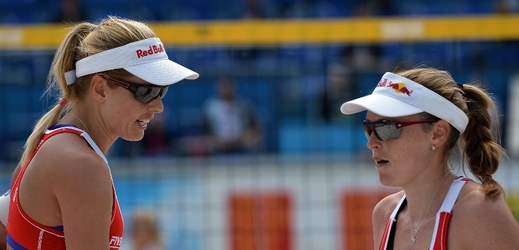 Plážové volejbalistky Kristýna Kolocová (vpravo) a Markéta Sluková by poprvé od rozpadu jejich týmu mohly nastoupit proti sobě.