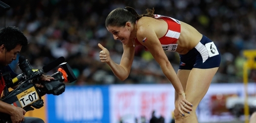 Obhájkyně titulu v běhu na 400 metrů překážek Zuzana Hejnová s přehledem postoupila do finále mistrovství světa v Pekingu, Denisa Rosolová v semifinále vypadla. 