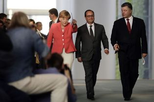 Zleva Angela Merkelová po jednání s Francoisem Hollandem a Petrem Porošenkem.