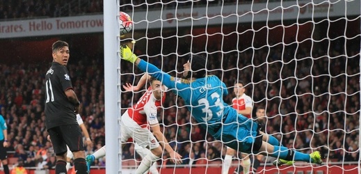 Petr Čech několika skvělými zákroky zachránil Arsenalu bod.