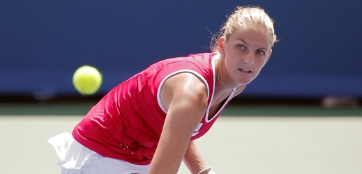 Světová osmička Karolína Plíšková vstoupila do generálky na US Open v New Havenu výhrou 2:6, 7:6 a 6:2 nad Slovinkou Polonou Hercogovou. 