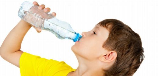 Základem pitného režimu dětí by měla být neperlivá pramenitá minerální nebo kojenecká voda.