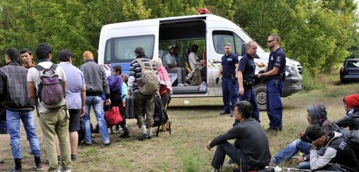 Maďarská policie zadržela tři desítky uprchlíků ze Sýrie.