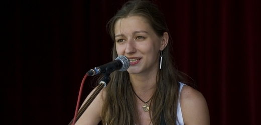 Petra Göbelová při koncertě (foto: Marián Medlen).