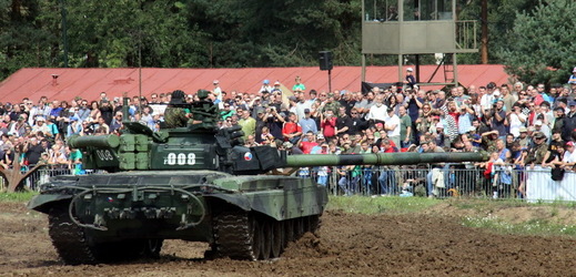 Ze současné techniky se představí například česká verze tanku T-72, tedy T-72M4CZ.