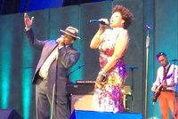 Bobby Brown a Macy Gray na společném vystoupení písně Real Love.