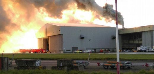 Požár v jednom z letištních hangárů přerušil provoz mezinárodního letiště v Dublinu.