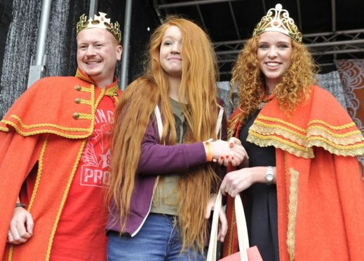 Soutěž o nejdelší zrzavé vlasy vyhrála Nicole Sheenanová, cenu přebrala od loňské královny a krále.