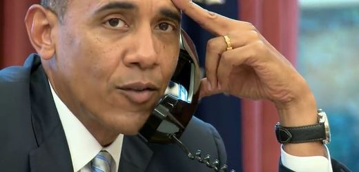 Obama u telefonu v Oválné pracovně