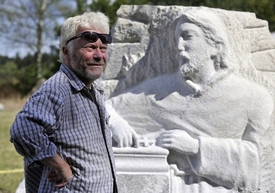 Lars Widenfalk se svou sochou Jana Husa.