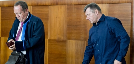 Jaroslav Šrubař (vpravo) u soudu.