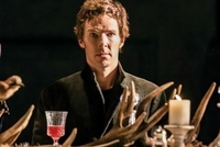 Benedict Cumberbatch v hlavní roli Hamleta.