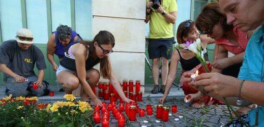 Rakušané zapalují svíčky za uprchlíky, kteří byli dnes nalezení mrtví u rakouské dálnice.