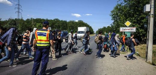 Maďarská policie se snaží korigovat uprchlíky.