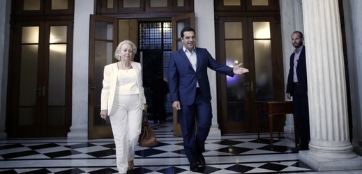 Nová premiérka Vasiliki Thanosová a bývalý řecký premiér Alexis Tsipras.