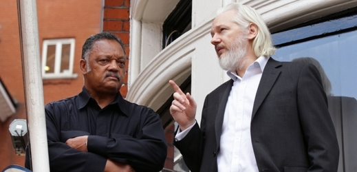 Julian Assange (vpravo) na balkoně.