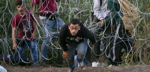 Uprchlík, který překonal maďarský plot.