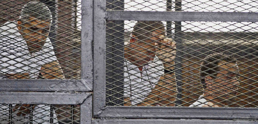 Novináři katarské televizní stanice Al-Džazíra u soudu v Káhiře. Na snímku zleva šéf káhirské redakce Mohamed Fadel Fahmy, který má egyptské i kanadské občanství, australan Peter Greste a egyptský producent Báhir Muhammad.