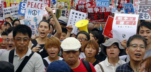 V Tokiu se masově protestuje proti posílení vlivu armády.