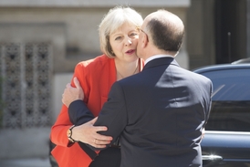 Francouzský ministr vnitra Bernard Cazeneuve vítá svoji britskou kolegyni Theresu Mayovou.