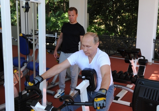 Vladimír Putin s Dmitrijem Medveděvem v posilovně.