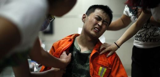 Zraněný hasič při nedávné ničivé explozi v Číně.