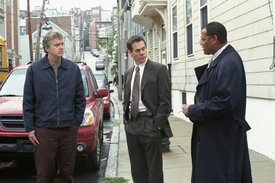 Tim Robbins (vlevo) ve filmu Tajemná řeka spolu s Kevinem Baconem (uprostřed) a Laurencem Fishburnem.