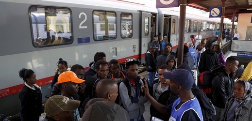 Uprchlíci z Budapešti se přesouvají vlaky do Německa.