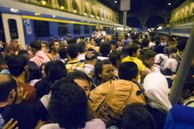 Chaotická situace na uzavřeném maďarském nádraží.