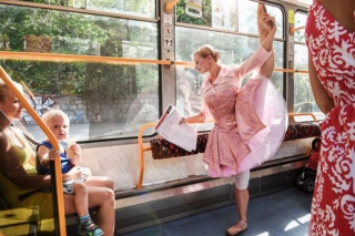 Baletka tancuje v liberecké tramvaji.