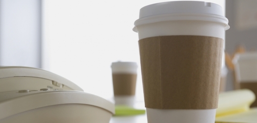 Němečtí ekologové požadují zpoplatnění jednorázových kelímků na kávu.