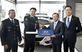 Dongwoo Choi, prezident HMMC a prezident společnosti HMCZ Byung Kwon Sir předali vozy policejnímu prezidentoci generálu Tomáši Tuhému.