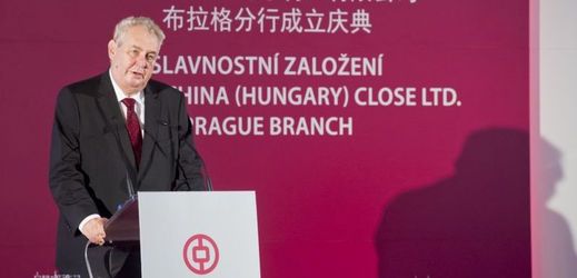 Prezident Miloš Zeman hovoří 31. srpna ve Španělském sále Pražského hradu k účastníkům akce při příležitosti otevření pobočky Bank of China v ČR.