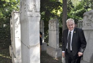Prezident Miloš Zeman navštívil 2. září během své návštěvy Číny hřbitov misionářů v Pekingu.