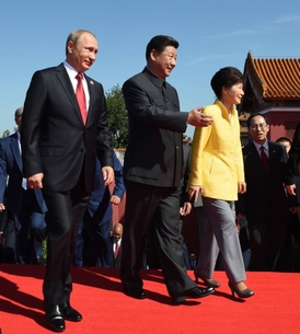 Čínský prezident Si Ťin-pching a ruský prezident Vladimir Putin na přehlídce v Pekingu.