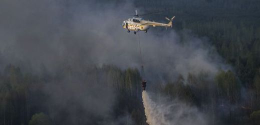 Ukrajinští hasiči bojují s požáry v místních lesích (ilustrační foto).