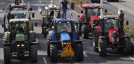 Zemědělci nasedli do traktorů a zablokovali silnici v Paříži.