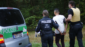 Německá policie zadržuje ilegála u Pasova.
