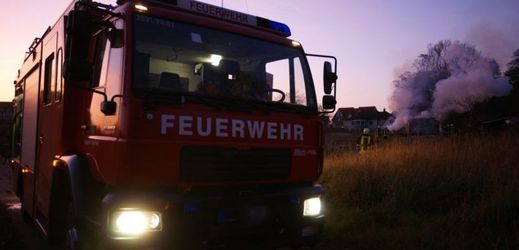 Němečtí hasiči museli zasahovat u požáru ubytovny pro běžence (ilustrační foto).